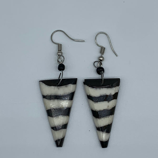 Cow Bone Earrings-Triangle(M) Black and White - Lillon Boutique